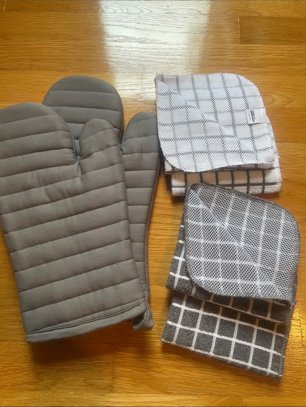 New without Tags Gray Oven Mitts & Dishcloths Set